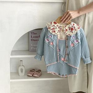 Set di abbigliamento 2024 Primavera Neonati Moda Ricami di fiori Vestiti Cute neonate Cardigan lavorato a maglia e tuta 2 pezzi