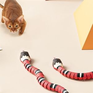 Smart Sensing Snake Cat Toys Interactive Automatic Eletronic Teaser USB Laddningstillbehör för S Dogs Toy 2205102599