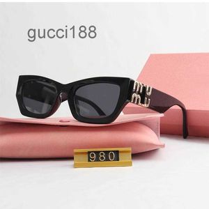 Modedesigner solglasögon enkla solglasögon för kvinnor män klassiskt märke solglas med bokstav goggle adumbral 7 färgalternativ glasögon 58oc