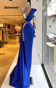 Sparkly aftonklänningar 2021 Enkel långärmad höghalskristaller Royal Blue Satin Side Slit Formal Party Gowns6801422