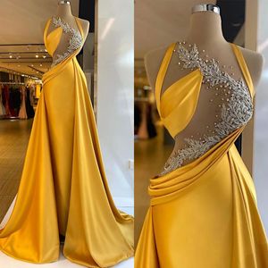 Mode sexig sjöjungfru aftonklänningar halter ärmlös pärlor applikation kristall prom klänningar asymmetriska vestidos de noche soptåg