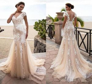 2020 Abiti da sposa sexy in pizzo floreale 3D champagne Sirena con applicazioni trasparenti scollo a V Abito da sposa maniche ad aletta Fiocco in tulle Bottone posteriore Ve2066997