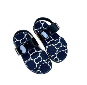 Lyx barns barn små skor toppdesigner sommartid ny stilig casual mode enkla flatshoes alla bekväma skor mode brnad platt skor nya sandaler