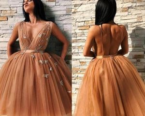 2019 Mini abiti da ritorno a casa in oro champagne corto scollo a V profondo senza maniche A Line Tulle volant aperto sul retro Plus Size Party Cocktail G5139565