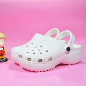 2024 2023 Classic Bae Clog Women Designer Sandaler Höjd Ökande plattformstävlingar Vattentäta skor Pink Tjock Bottom Pool Slippers Hospital Nursing Glides 10A1.