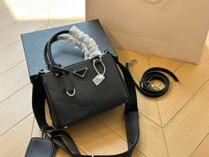 Luxurys Designer Tote Bag 5A高品質のメンズハンドバッグ本物の革の男性ショルダーショッピングバッグ旅行トート財布ハンドバッグハイエンドデザイナーバッグカメラバッグ