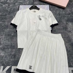 designer Mi24 early spring girl style diamond grid short sleeved knitted top+pleated half skirt knitted set 17WE