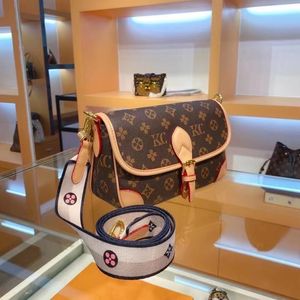 2024 Women Luxurys Designer Bag Crossbody Handväska Handväskor Kvinnor Purses Axel Shopping Totes Bag