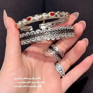 Bracciale ad anello con braccialetto in pizzo alveare, nero placcato antico, strutturato, intagliato, oro, zirconi rossi