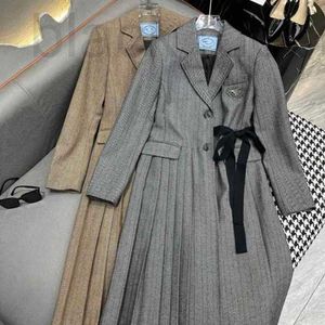 Abiti casual di base firmati Inizio primavera Nuovo Nanyou PRA Stile elegante Triangolo pieghettato Etichetta Cintura galleggiante Vita pieghevole Modello a spina di pesce Abito cappotto 8BEN