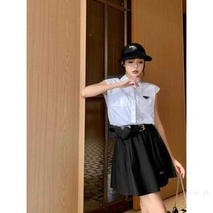 designer P Family 23 Casual Sleeveless Lapel Shirt Short Skirt Set Loose Sleeveless Vest Shirt Style Fashionable 743A