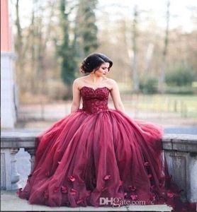 Simple Burgundy Quinceanera Ball Gown Dresses Sweetheart Lace Appliques Sweet 16 Tulle Puffy Basque Waist Flowers Party Prom Eveni6207267