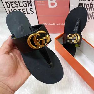 Chinelos Sandálias G mulheres flip flops 2024 fundo plano com fivela de metal sandálias de praia de salto baixo para uso externo Q240312