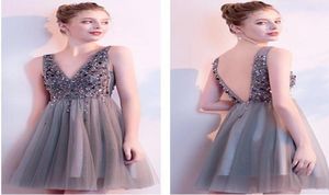 Nya cocktailklänningar V -hals Sparkly Short Prom Dresses Backless Evening Party Dress Elegant Sexy Homecoming Gowns Vestido de Festa7004641