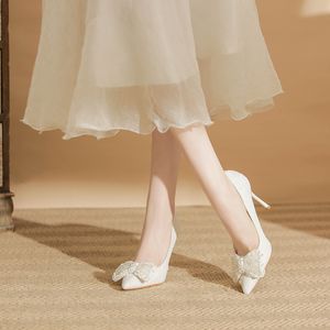 Kvinnors designer sandaler bröllopsklänning brudar skor festskor bankettskor spets franska höga klackar vita stora smala klackar med skobox klackhöjd 9 cm storlek 35-43