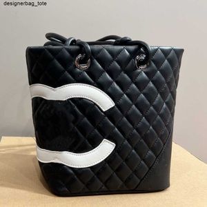 Klassische Designer-Einkaufstasche, Stickerei-Tasche, Freizeit, neue 2024 Lederhandtaschen für Frauen, Eimer-Shopping, große Kapazität, Diamant-Handtasche