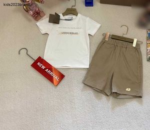 Nowe dresy dla niemowląt minimalistyczne logo drukowanie dzieci Podwójny zestaw rozmiar 120-160 cm T-shirt garnitury chłopców T-koszulka i Khaki Shorts 24MAR