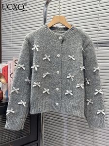 Женский вязаный свитер UCXQ с круглым вырезом, однобортный трехмерный вязаный свитер с бантом, куртки для женщин, кардиган, трикотаж, весна-зима 2024, 23A6601