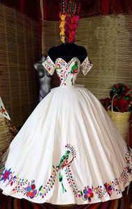 Blomma fåglar broderi charro quinceanera klänningar mexikansk tema vit satin utanför axeln stor båge baksida laceup prom söt 16 d1736297