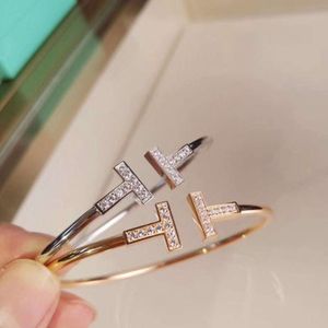 Niche Family Light Double T diamante completamente intarsiato con braccialetto aperto con lettera in oro rosa come braccialetto regalo di San Valentino