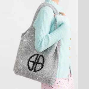 Instagram Blogger Niche Golden Glitter Knitted Bag 2024 새 편지 싱글 어깨 블링 링크 어 런태 240312