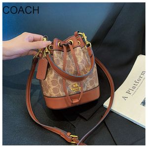 Hot European och American Designer Bag Factory Online Wholesale Butik Backet Bag For Women New Womens Trendy Fashionable Printed Crossbody High Quality Bag