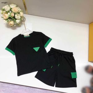 Marka Bebek Trailtsits Green Logo Kids İki Parçalı Set Boyutu 90-160 Cm Yuvarlak Boyun T-Shirt Takımları Erkek Kız Tişört ve Şort 24MAR