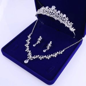 أغطية رأس ذهبية مع أوراق مجموعة AAA Zircon Bride Crown Netclace أقراط ثلاث قطع مجوهرات مجموعة إكسسوارات إطلاق النار في الشارع