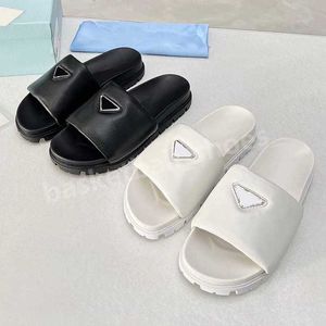 Designer sandaler tofflor mjuka vadderade nappa läder glider sandaler flip flops skjutreglage skor sommarmonolith sandal