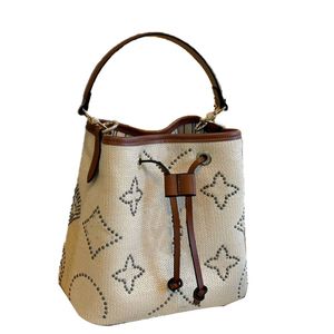 2024 24SS Kvinnor Totes väskor Summer Straw Rivet Handväska Luxurys Designers Shouder Crossbody Messenger Ladies Travel Handbag Totes Pouch Purse 22cm