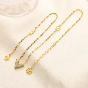 Luxury Designer V Flower Pendant Necklaces Gold Plated Crystal Pearl Rhinestone Necklace Women Jewerlry Special wholesale luxury brand