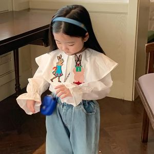 子供の女の子の服刺繍漫画ビッグラペルシャツ秋の春の白い黒いシャツ韓国カジュアルガールズシャツブラウス240311