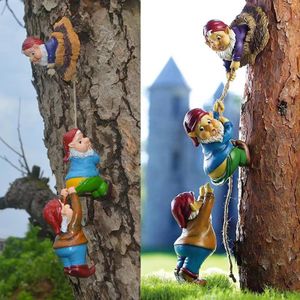 Cartoon Dwarf Funny Elf Gnome Climbing Tree Sculpture Statyer Harts Hantverk Figur Ornament Utomhus Garden Hanging Decoration 240304