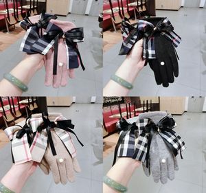 Kvinnor Winter Plaid Gloves Grid Pattern Touch Screen Mantens British Bowknot Finger Gloves Outdoor Thicked Cashmere Glove GGA26368375338