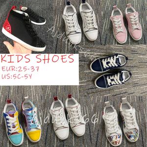 Designer Kids 2023 Новые повседневные туфли с красной подошвой Loafere с заклепками Детская дизайнерская обувь с низкими шипами Детская модная подошва Кроссовки 28-35 евро
