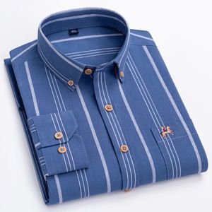 Mode Mens Long Sleeve Casual 100 Cotton Striped Oxford Shirt med broderad bröstficka Standardfit Buttondown -skjortor 240312