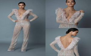 섹시한 Berta Jumpsuits 댄스 파티 드레스 V 목이 긴 소매 크리스탈 크리스탈 이브닝 가운 깃털 두바이 아라비아 파티 활주로 드레스 사용자 정의 MA5721127