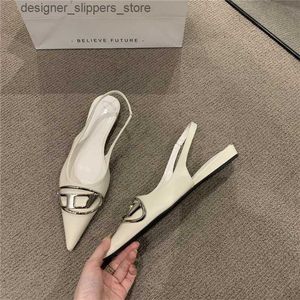 Talltor Sandaler Baotou Sandaler för kvinnor våren 2024 Ny fransk kvällsstil Fashion Casual Matching Kjol Pointed Flat Sole Single Shoe Trend Q240312