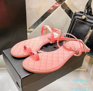 Designer-Damen-Sandalen, Damen-Slipper aus Kalbsleder, flache Schuhe mit niedrigem Absatz, Sandale zum Hineinschlüpfen, Knöchelriemen, Strandhose, Flip-Flop