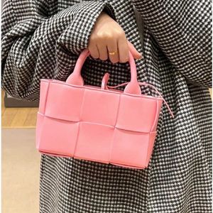 Luxury Bottegs Venets Tote Bag Ny äkta lädervävd rosa påse Single Shoulder Diagonal Cross Portable Womens Classic Casual med Original 1: 1 LOGO