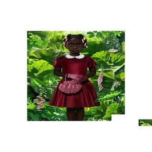 Gemälde Ruud Van Empel stehend im grünen Gemälde rotes Kleid Posterdruck Heimdekoration gerahmt oder ungerahmt Poppaper Material250M1161876 Dhube
