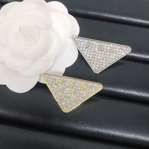 Spilla classica triangolare con diamanti Stile alla moda Spilla con ciondolo placcato argento Primavera Boutique Abbigliamento Spille in metallo Compleanno Matrimonio Accessori di gioielli di lusso