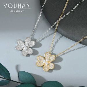 V halsband True Gold Electropated Micro Inlaid Zircon Temperament Collarbone Chain Female Nisch Design Peach Blossom Petal Necklace Versatil tröja kedja