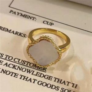 Anéis de moda quatro folhas trevo anel designer jóias para mulheres banhado a prata novos anéis de trevo casamento pequeno vento perfumado flash luz luxo zh131 E4