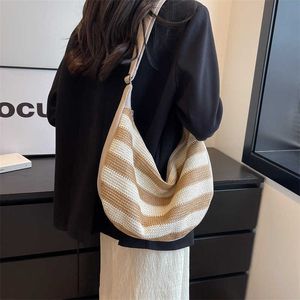 Sacos de praia saco de palha tecido para mulheres com grande capacidade verão versátil ombro único crossbody pano textura bolinho