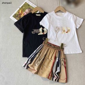 豪華なプリンセスドレスサマーガールズトラックスーツベビー服サイズ100-150 cmチェッカーレタープリントキッズTシャツとスカート24マメ