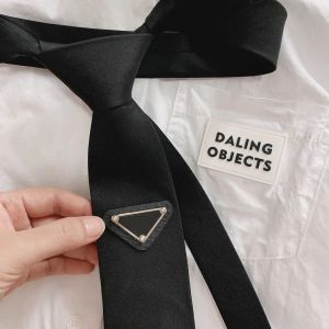 MENS TIE Triangle Slipsar Mens Bolo Tie Luxury Designer Tie Men tonåring Formella kläder lyxiga mini damer läder remmmode svart vit nacke