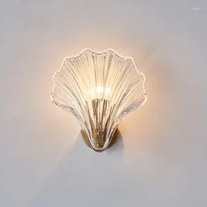 Vägglampa mässing glasskal postmodern kontrakterad korridorbakgrund i sovrummet huvudet en säng