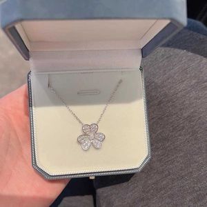 V Naszyjnik S925 Sterling Srebrna Lucky Clover Naszyjnik Lekki luksusowy nisza wysokiej klasy wisiorek żeńskie płatki pełne diamentowego łańcucha obojczyka kwiatów