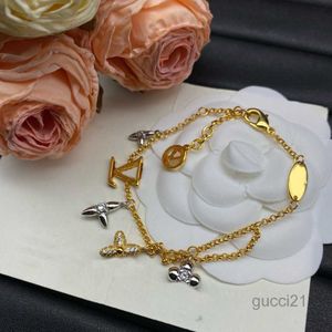 Luxo 18k ouro designer pulseira de alta qualidade material de latão e prata combinando moda feminina floral alfabeto elementos clássicos presente de aniversário 006s